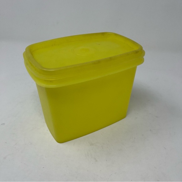 Vintage Tupperware 1243-9 Yellow Storage Container With Lid Pre Owned 0852 - Picture 1 of 8